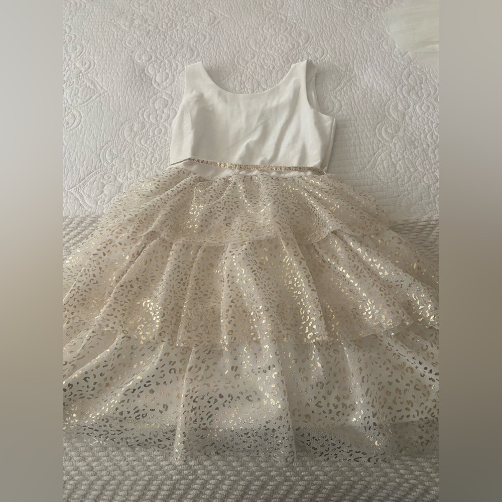 A girls dress size M (7-8)